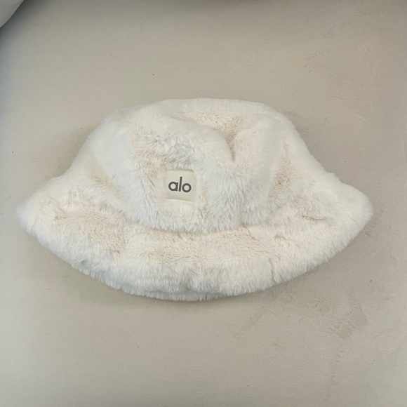 Alo NWT Faux Fur Bucket Hat Ivory Size S M - Picture 6 of 11